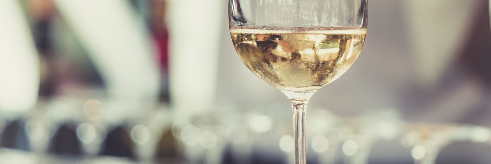 christmas wines white wines Photo by Thomas Martinsen on Unsplash